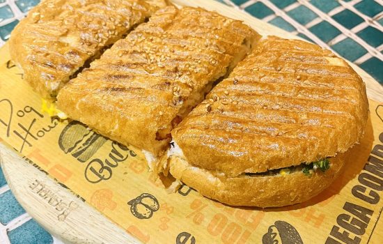 ساندویچ مخصوص کتلت با پنیر گودا